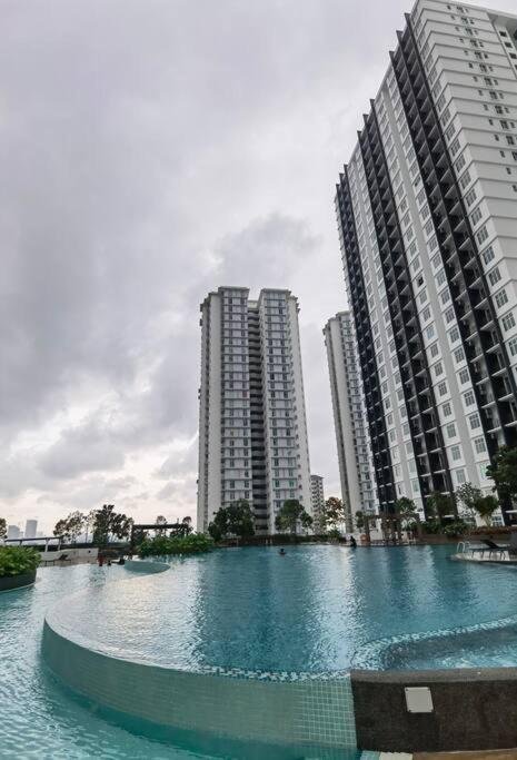 A1403 Jb City Sks Habitat Larkin 2Br 6Pax 100Mbps Netflix!! By Stay Джохор Бахру Екстериор снимка